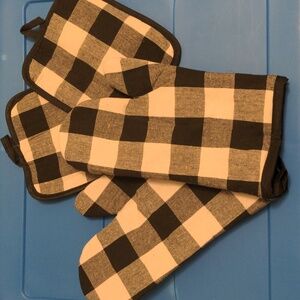 2 Black and White Oven Mitts and Potholders NEW